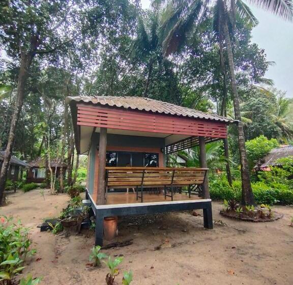 Люкс, Phayam Coconut Beach Resort