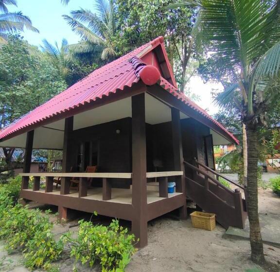 디럭스 룸 킹사이즈 침대, Phayam Coconut Beach Resort