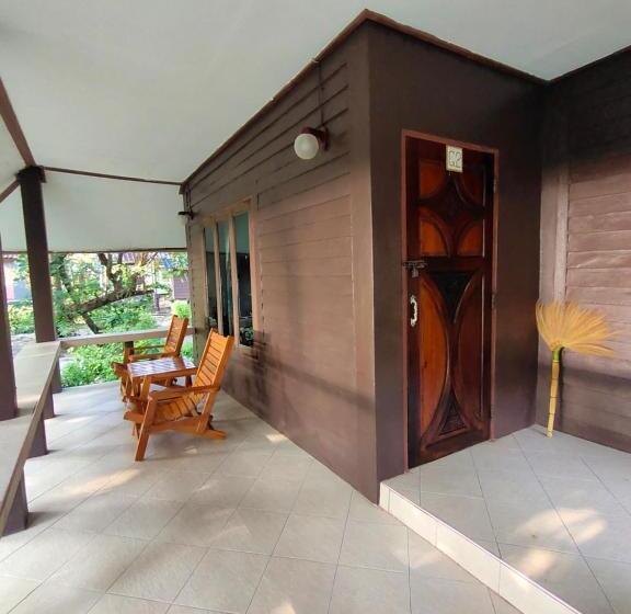 디럭스 룸 킹사이즈 침대, Phayam Coconut Beach Resort