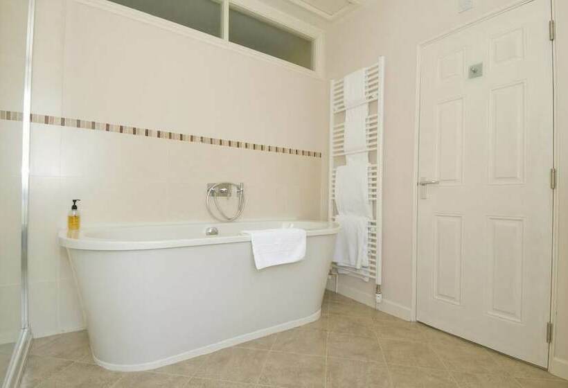 Quarto Estandar, Detmore House