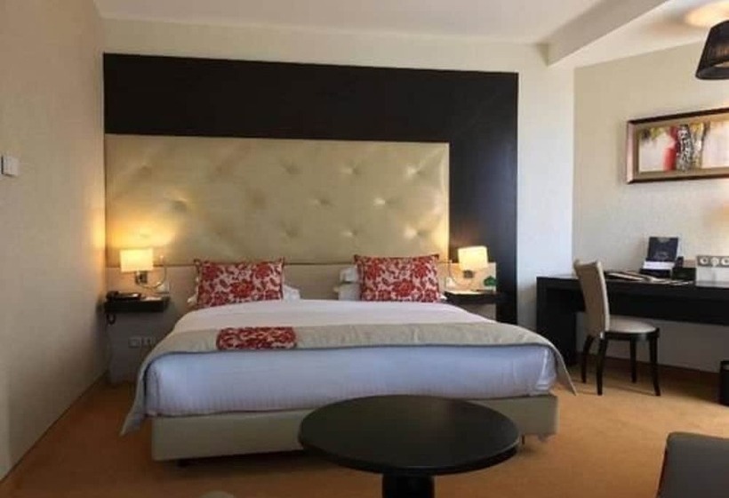 اتاق لوکس, Hôtel New Day