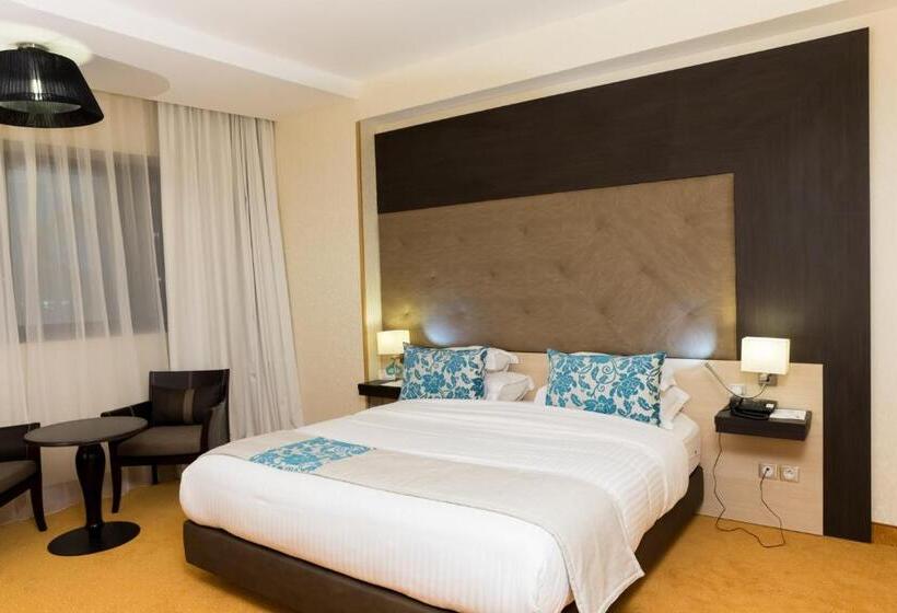 اتاق لوکس, Hôtel New Day