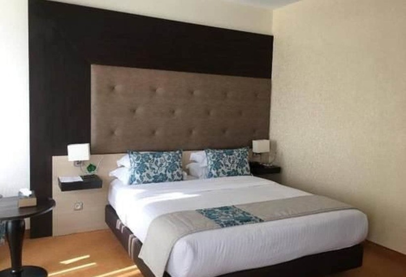 اتاق لوکس, Hôtel New Day