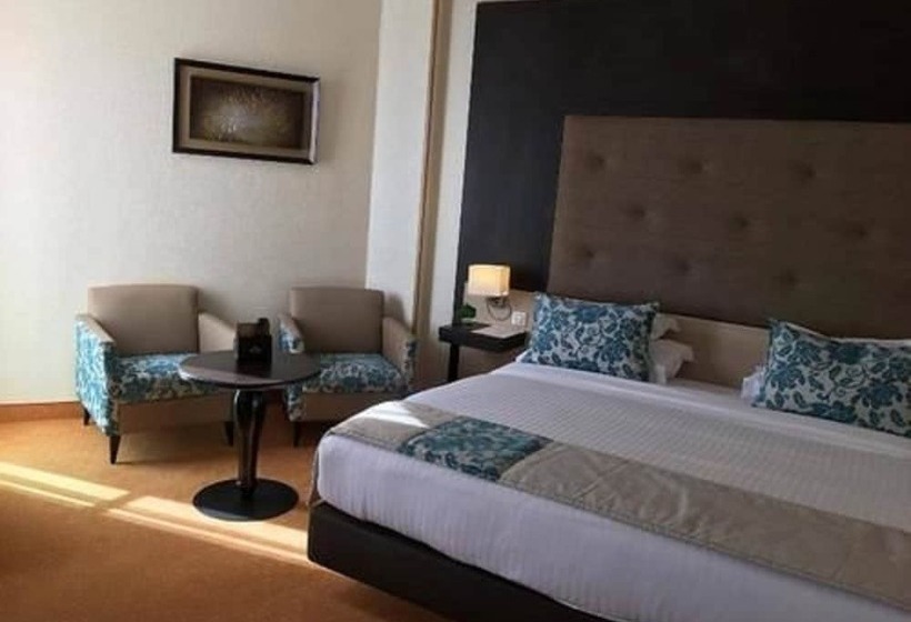 اتاق لوکس, Hôtel New Day