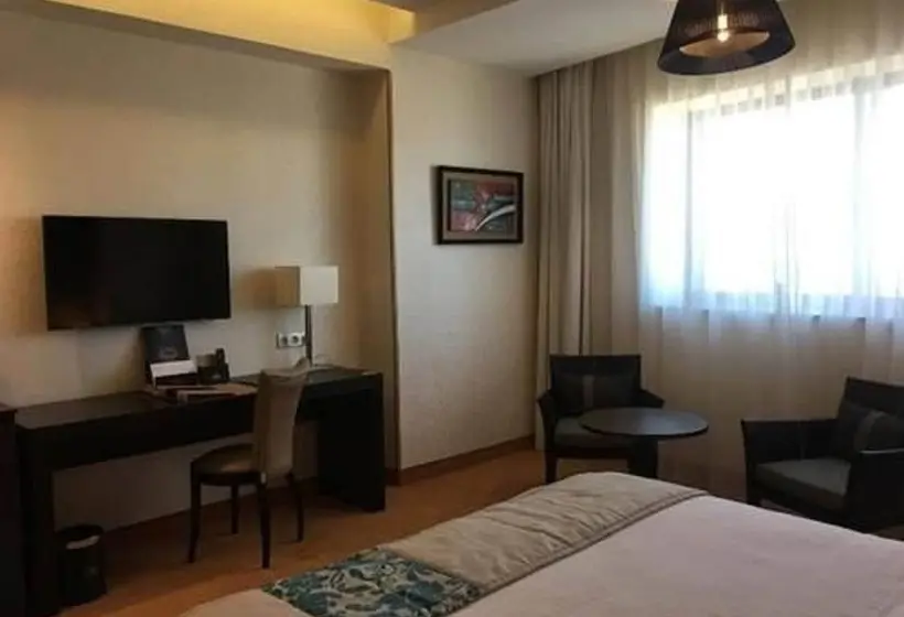 اتاق لوکس, Hôtel New Day