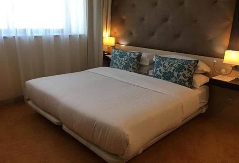 اتاق لوکس, Hôtel New Day