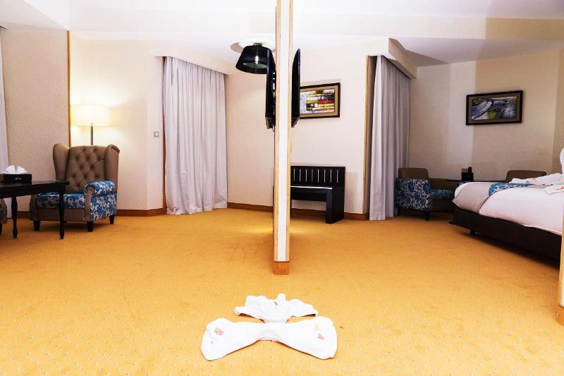 سوییت لوکس, Hôtel New Day