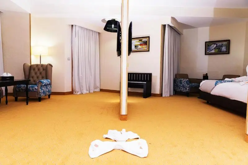 سوییت لوکس, Hôtel New Day