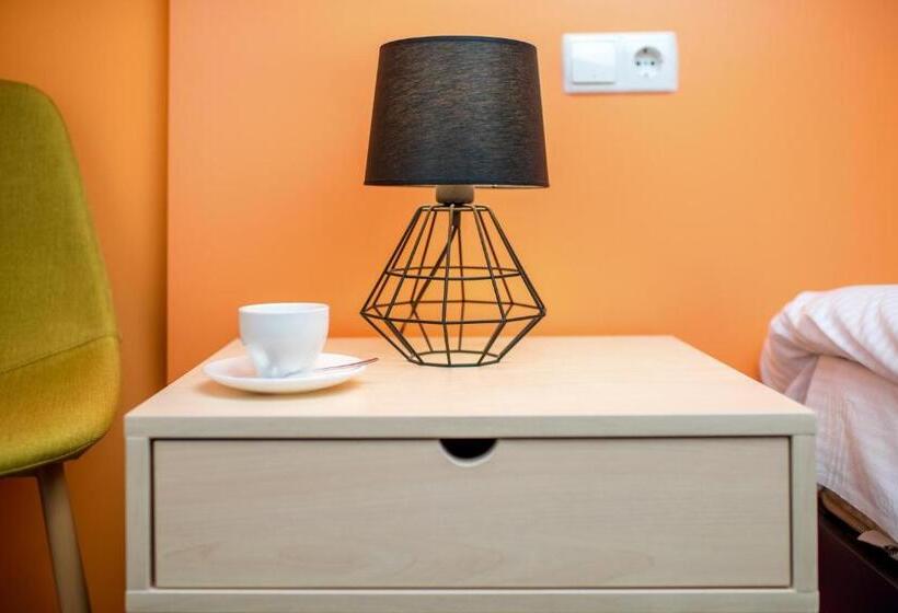 اتاق اکونومی, Jam Hotel Hnatyuka