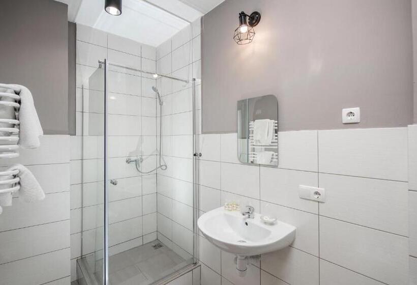 غرفة قياسية مزوَّدة بشُرفة, Jam Hotel Hnatyuka
