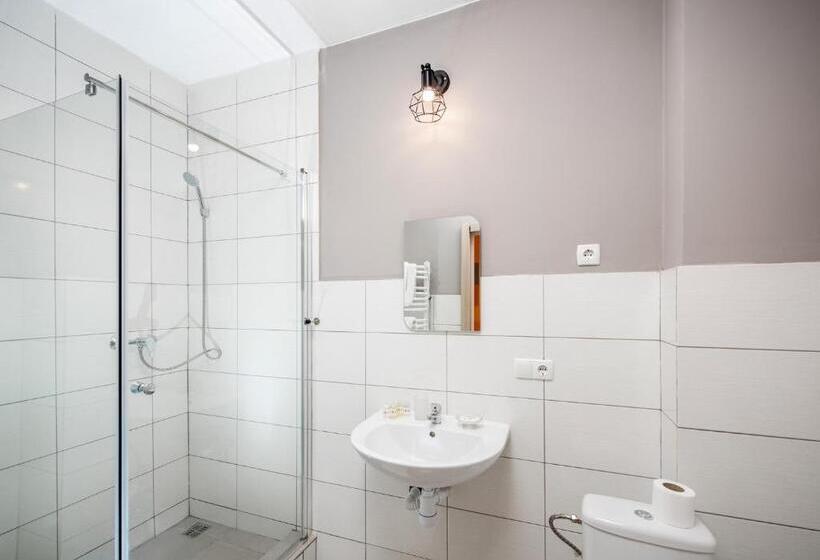 اتاق استاندارد با بالکن, Jam Hotel Hnatyuka