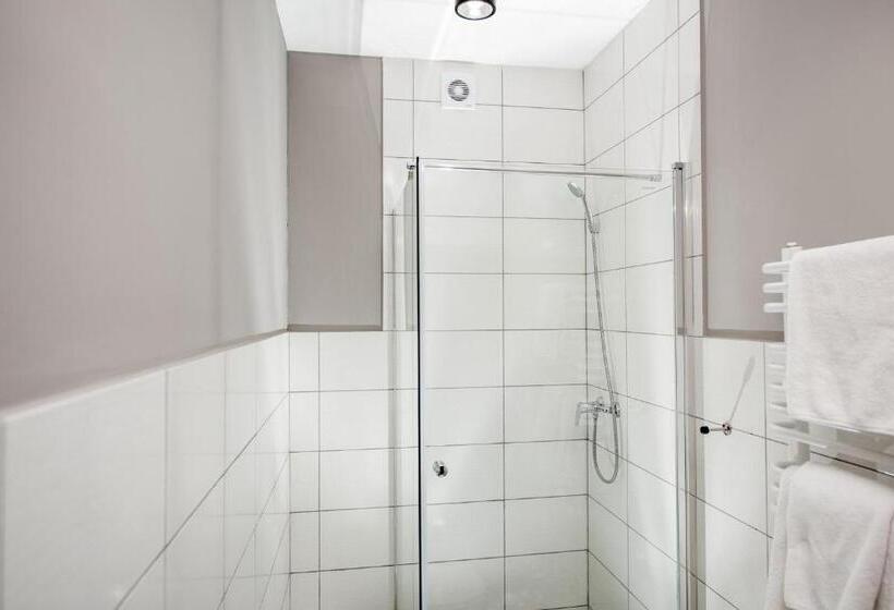 غرفة قياسية مزوَّدة بشُرفة, Jam Hotel Hnatyuka