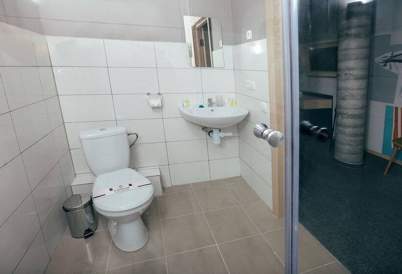 غرفة قياسية مزوَّدة بشُرفة, Jam Hotel Hnatyuka