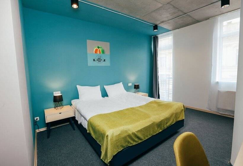غرفة قياسية مزوَّدة بشُرفة, Jam Hotel Hnatyuka