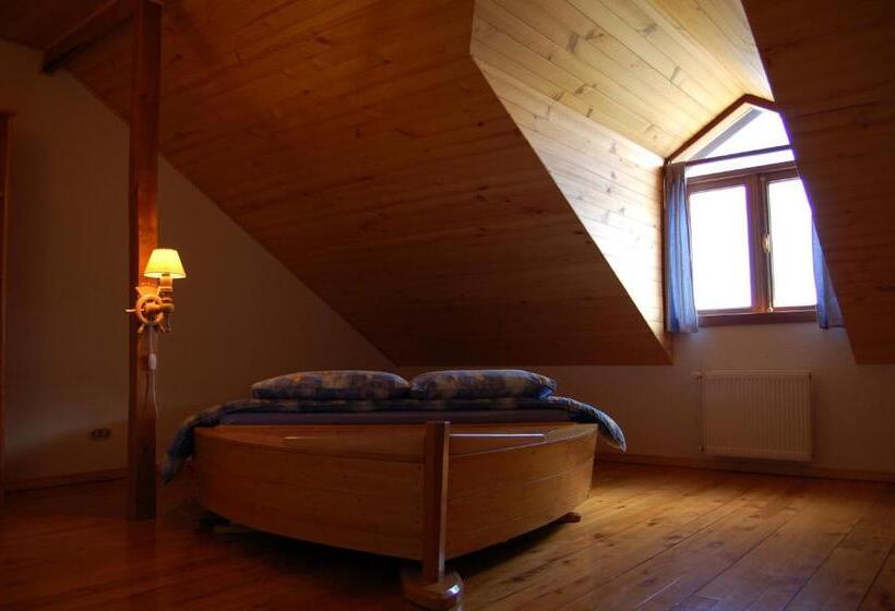 Triple Room Sea View, Hostal Mundo Nuevo