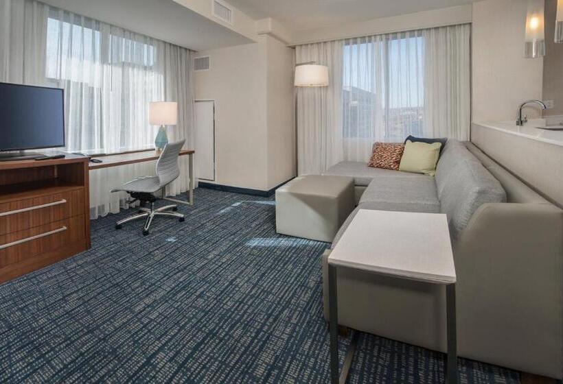 מיטת קינג בסוויטה, Residence Inn By Marriott Baltimore At The Johns Hopkins Medical Campus