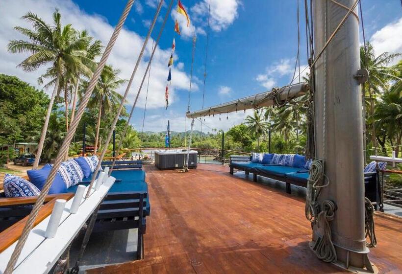 غرفة دور أخير, Savasi Island Resort