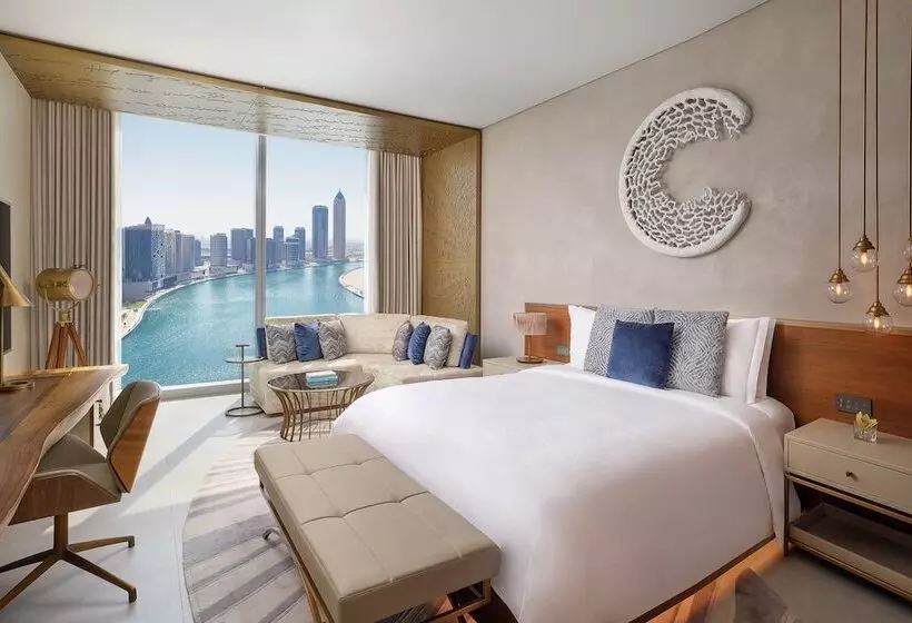 Perhehuone näköaloilla, The St. Regis Downtown, Dubai