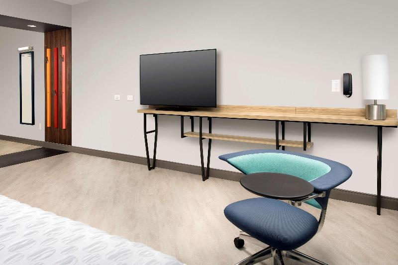 스탠다드 룸 킹사이즈 침대, Tru By Hilton Mcdonough