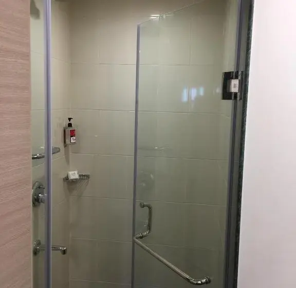 Bisneshuone, Red Fox By Lemon Tree Hotels, Sector 60, Gurugram