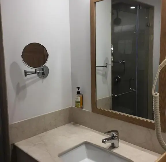 Bisneshuone, Red Fox By Lemon Tree Hotels, Sector 60, Gurugram