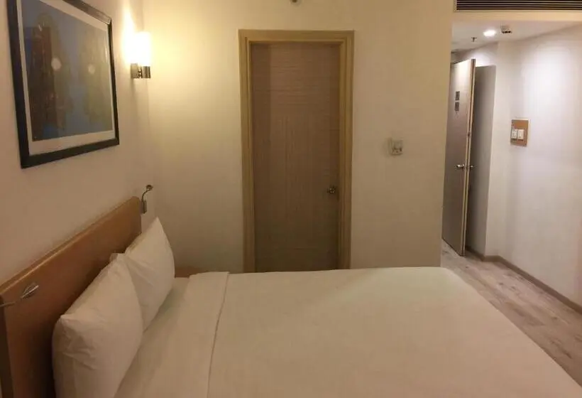 Bisneshuone, Red Fox By Lemon Tree Hotels, Sector 60, Gurugram
