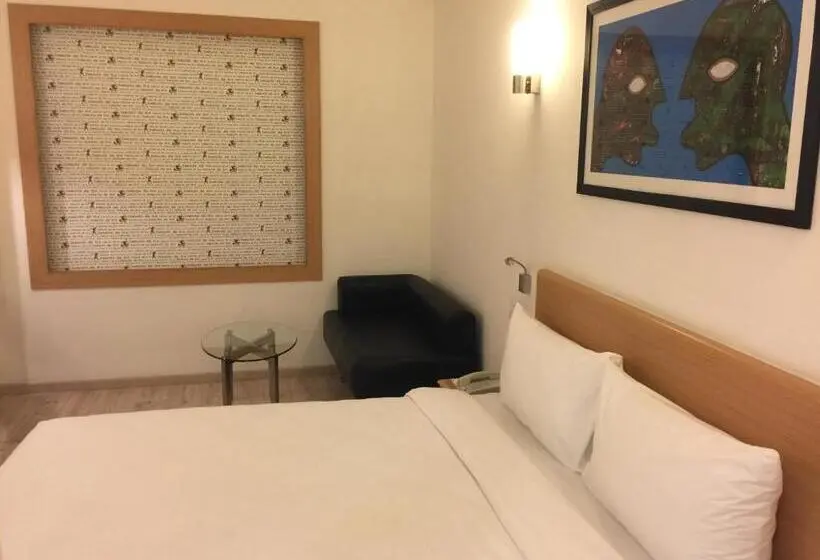 Bisneshuone, Red Fox By Lemon Tree Hotels, Sector 60, Gurugram