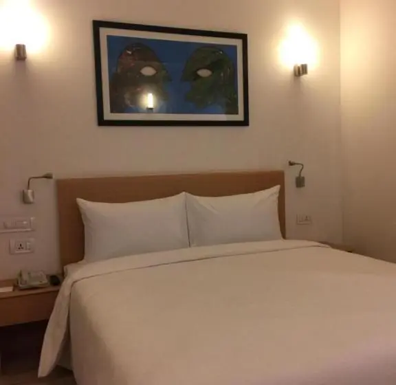 Bisneshuone, Red Fox By Lemon Tree Hotels, Sector 60, Gurugram