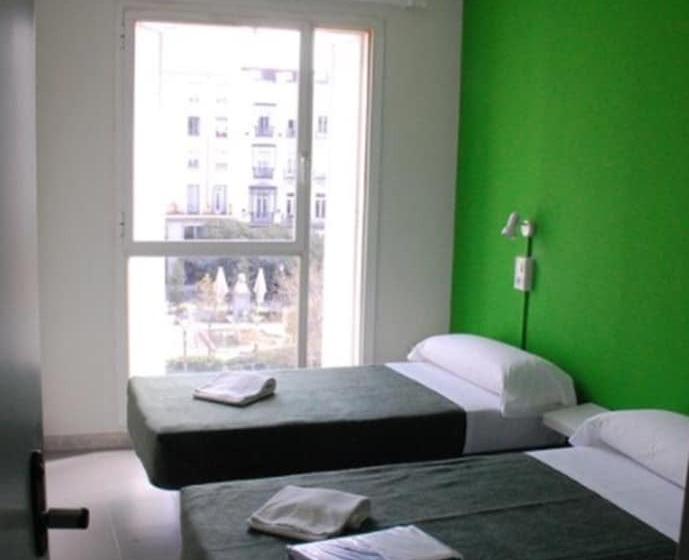 اتاق استاندارد, Motion Chueca Hostel