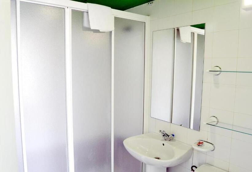 تختخواب در اتاق مشترک, Motion Chueca Hostel