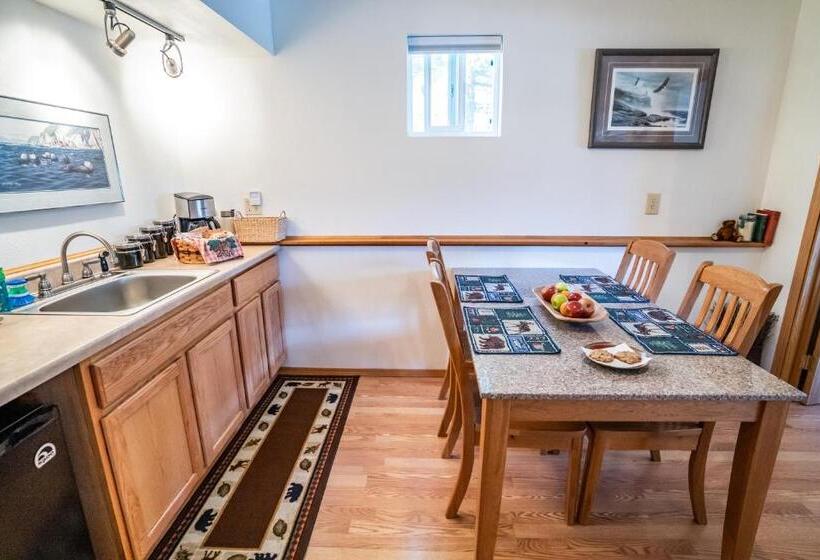 جناح, Bears Den Alaska Lodging