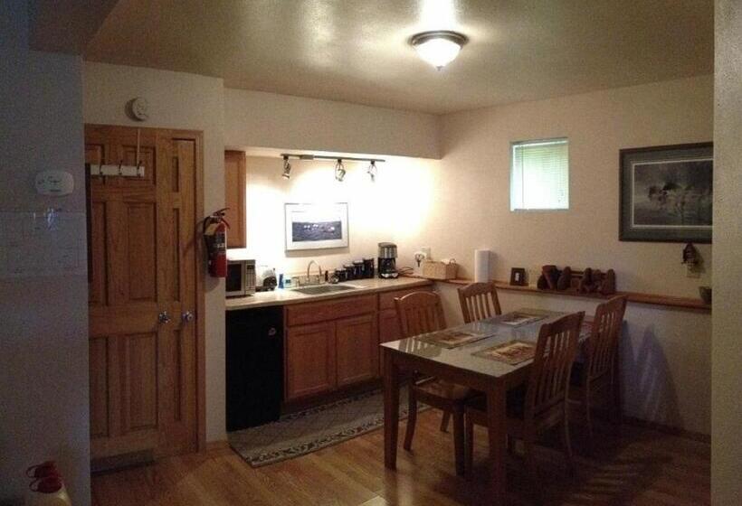 جناح, Bears Den Alaska Lodging