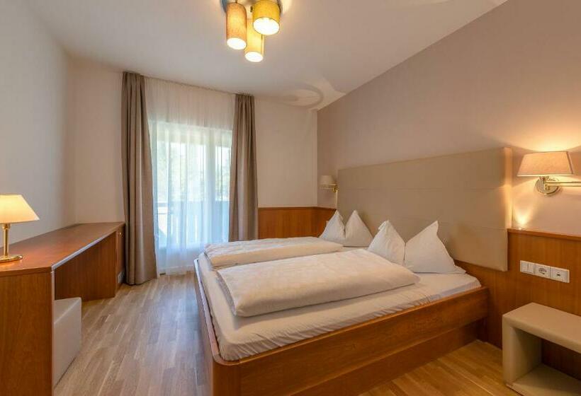 غرفة قياسية مزوَّدة بشُرفة, Tirolerin Garni