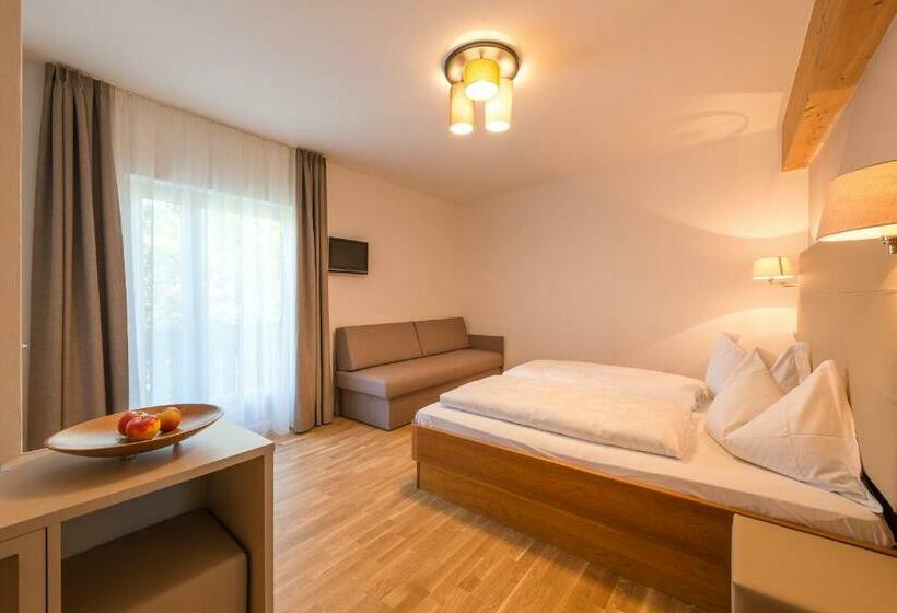 غرفة قياسية مزوَّدة بشُرفة, Tirolerin Garni