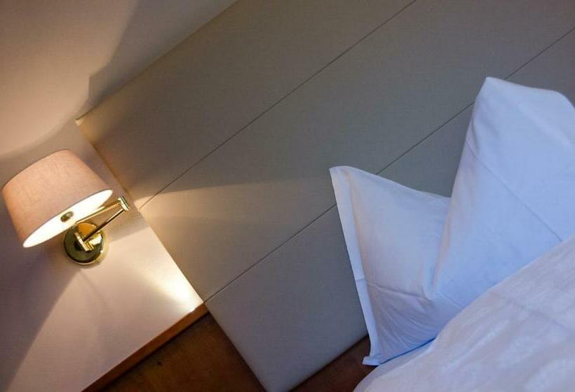 غرفة قياسية مزوَّدة بشُرفة, Tirolerin Garni