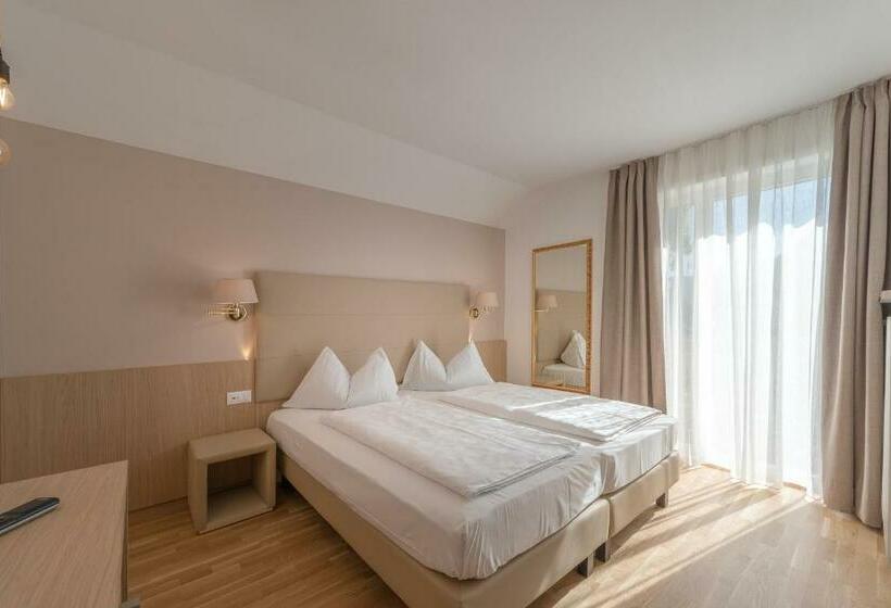 غرفة قياسية مزوَّدة بشُرفة, Tirolerin Garni