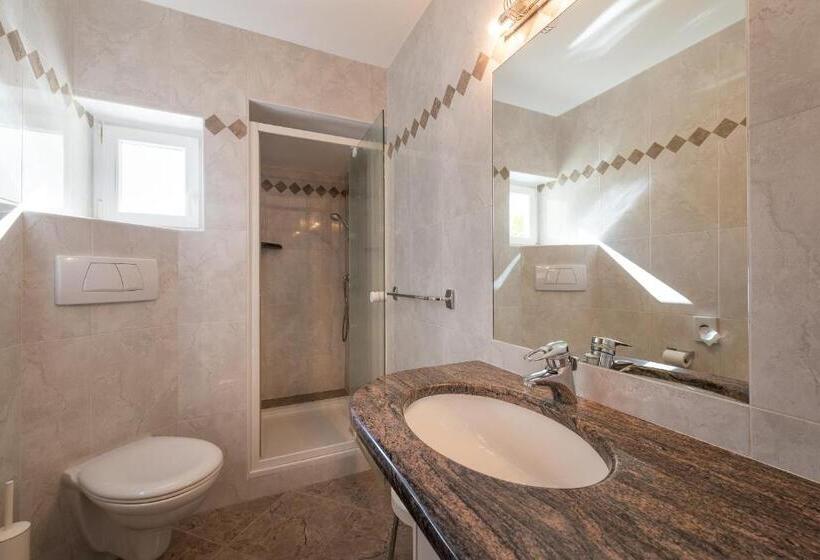 غرفة قياسية مزوَّدة بشُرفة, Tirolerin Garni