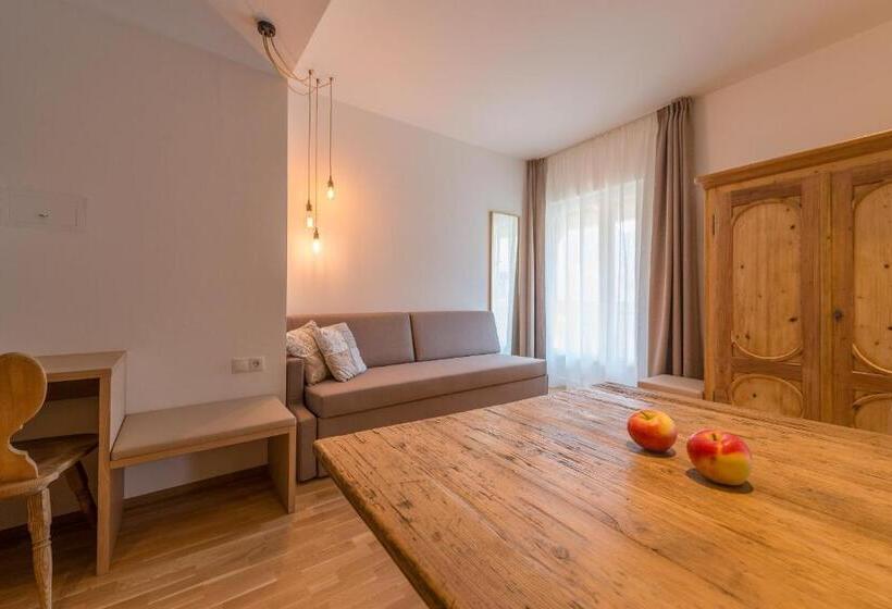 جناح جونيور مزوَّد بشرفة, Tirolerin Garni