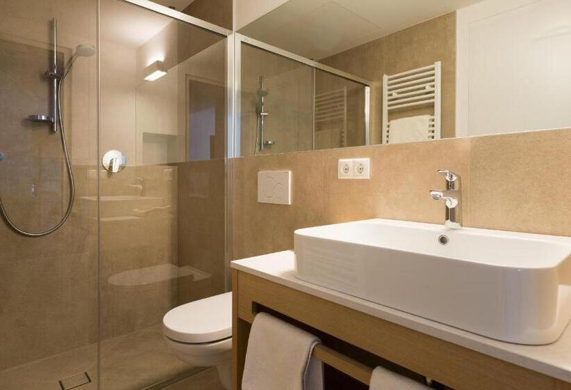 جناح جونيور مزوَّد بشرفة, Tirolerin Garni