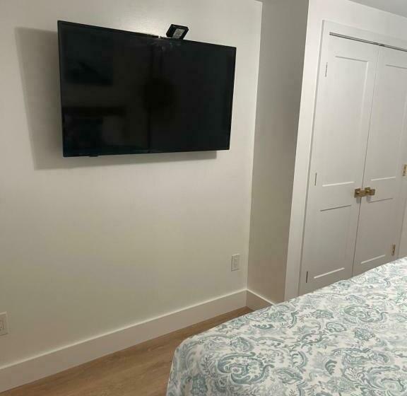 فيلا غرفة نوم واحدة, Driftwood Motel