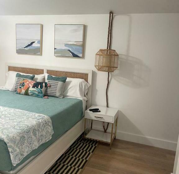 فيلا غرفة نوم واحدة, Driftwood Motel