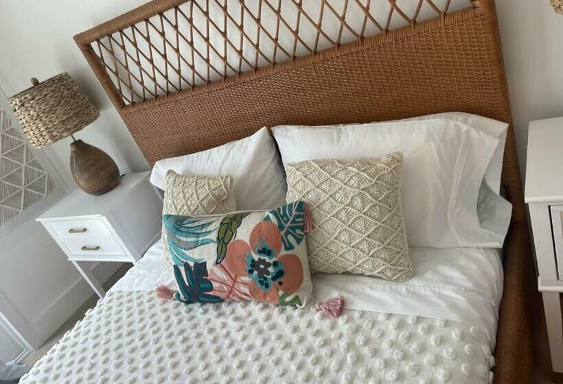 فيلا غرفة نوم واحدة, Driftwood Motel