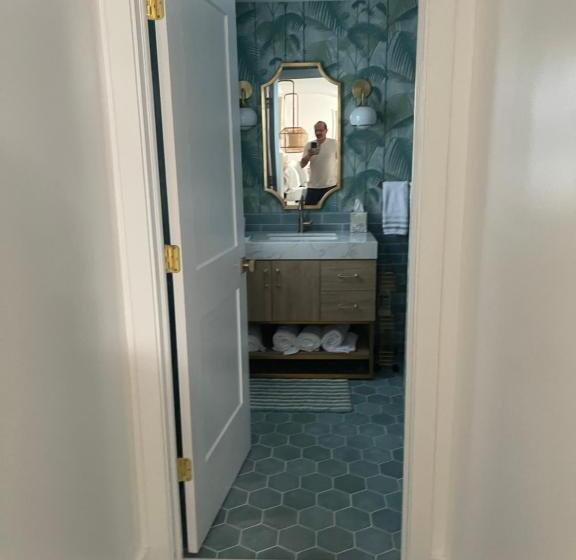 فيلا غرفة نوم واحدة, Driftwood Motel