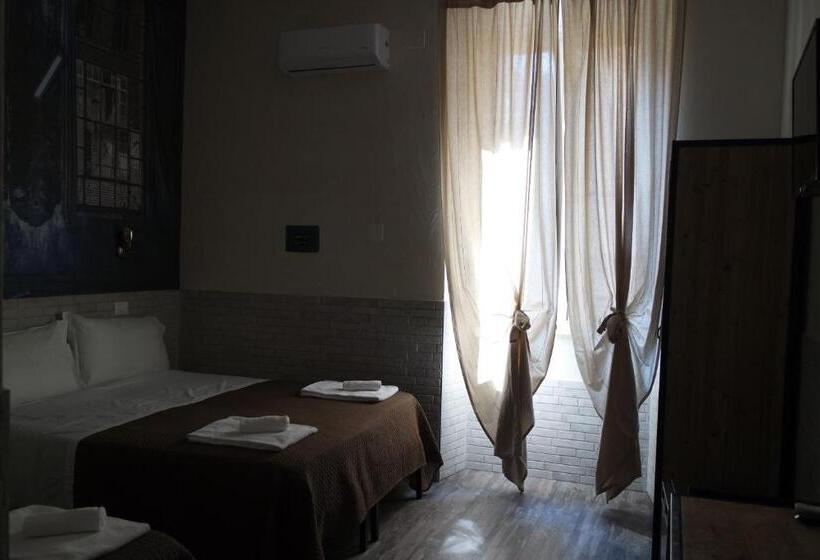 اتاق استاندارد سه نفره, Agora