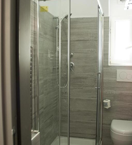 اتاق استاندارد سه نفره, Agora