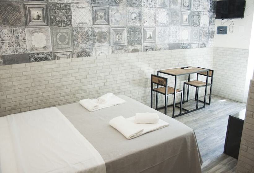 اتاق استاندارد سه نفره, Agora