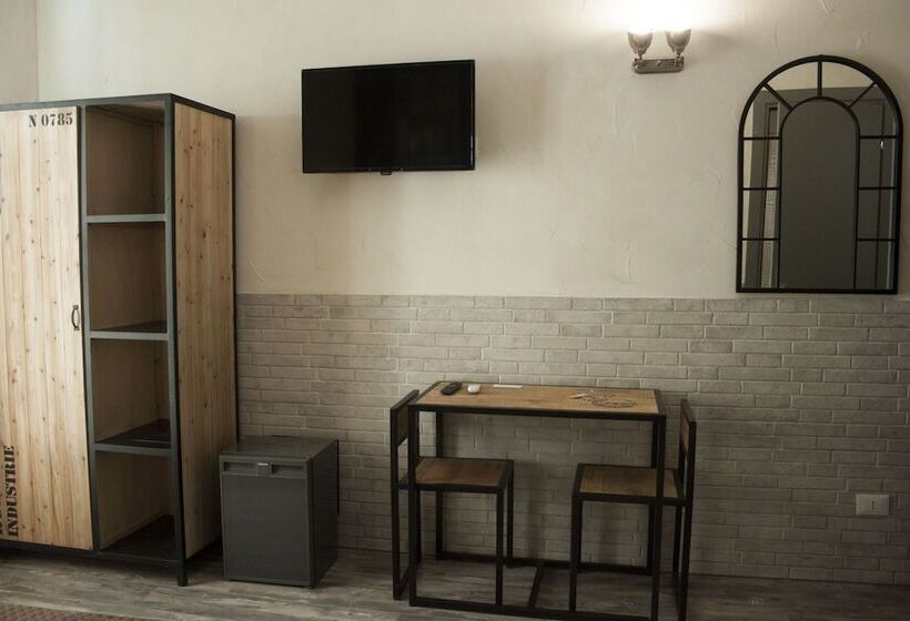 اتاق استاندارد سه نفره, Agora