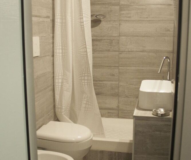 اتاق استاندارد سه نفره, Agora