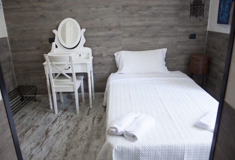 اتاق استاندارد یک نفره, Agora