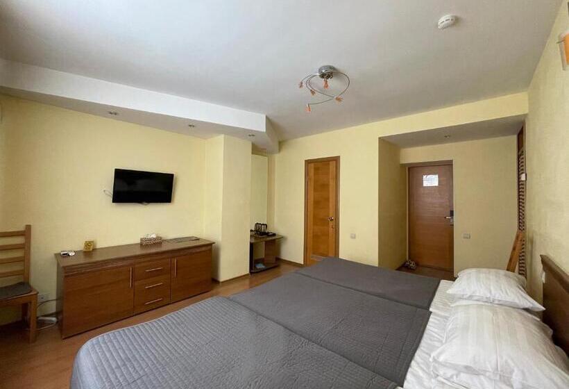 اتاق استاندارد سه نفره, Gloria Standard